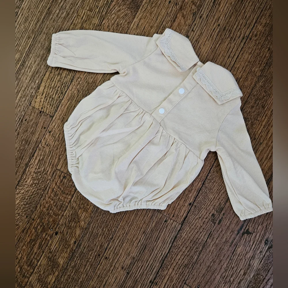 Infant Girl Lace Longsleeve Bodysuit with square collar Size 0-3 Months